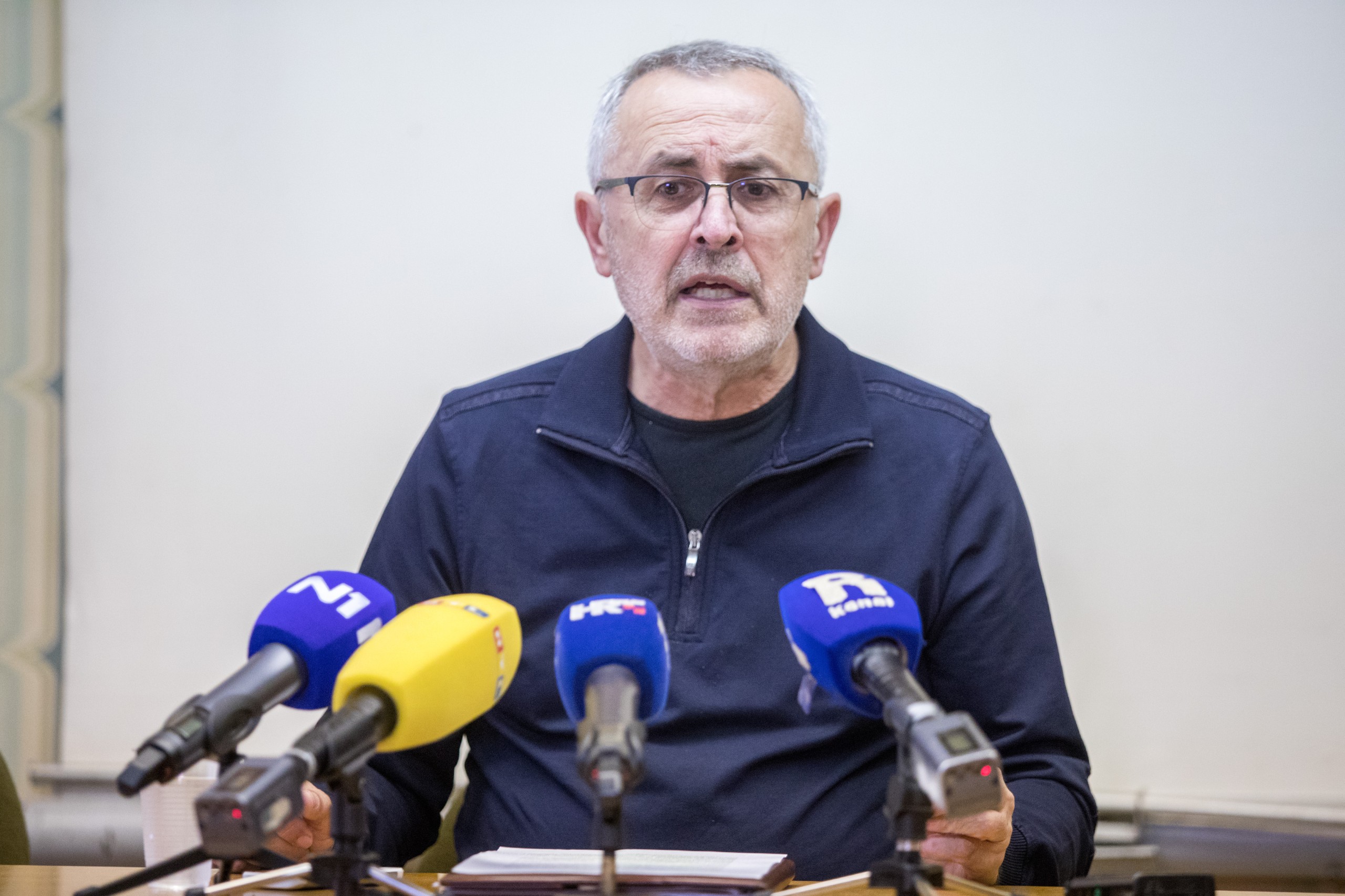 5.10.2020., Rijeka -  Sindikat zaposlenika u hrvatskom skolstvu - Preporod odrzao je  konferenciju za medije na temu "Radno-pravni status prosvjetnih radnika u izolaciji i oboljelih od Covida-19". O posljedicama nastave prema A, B, i C modelu na status ucitelja, smanjenju placa, cijepljenju protiv gripe. Predsjednik sindikata Zeljko Stipic Photo:Nel Pavletic/PIXSELL