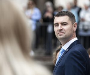07.05.2022., Split - Na svetkovinu nebeskog zastitnika Splitsko-makarske nadbiskupije i grada Splita sv. Dujma, odrzala se tradicionalna procesija od Katedrale do prigodnog oltara na splitskoj Rivi. Na proslavi su kao izaslanici predsjednika Vlade RH sudjelovali ministrica kulture i medija Nina Obuljen Korzinek, te ministar gospodarstva i odrzivog razvoja Davor Filipovic.
Davor Filipovic
   Photo: Milan Sabic/PIXSELL