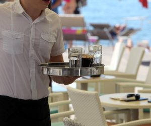 Konobari u ugostiteljskim objektima na moru 07.07.2018., Opatija - Konobar u ugostiteljskom objektu na moru. rrPhoto: Goran Kovacic/PIXSELL