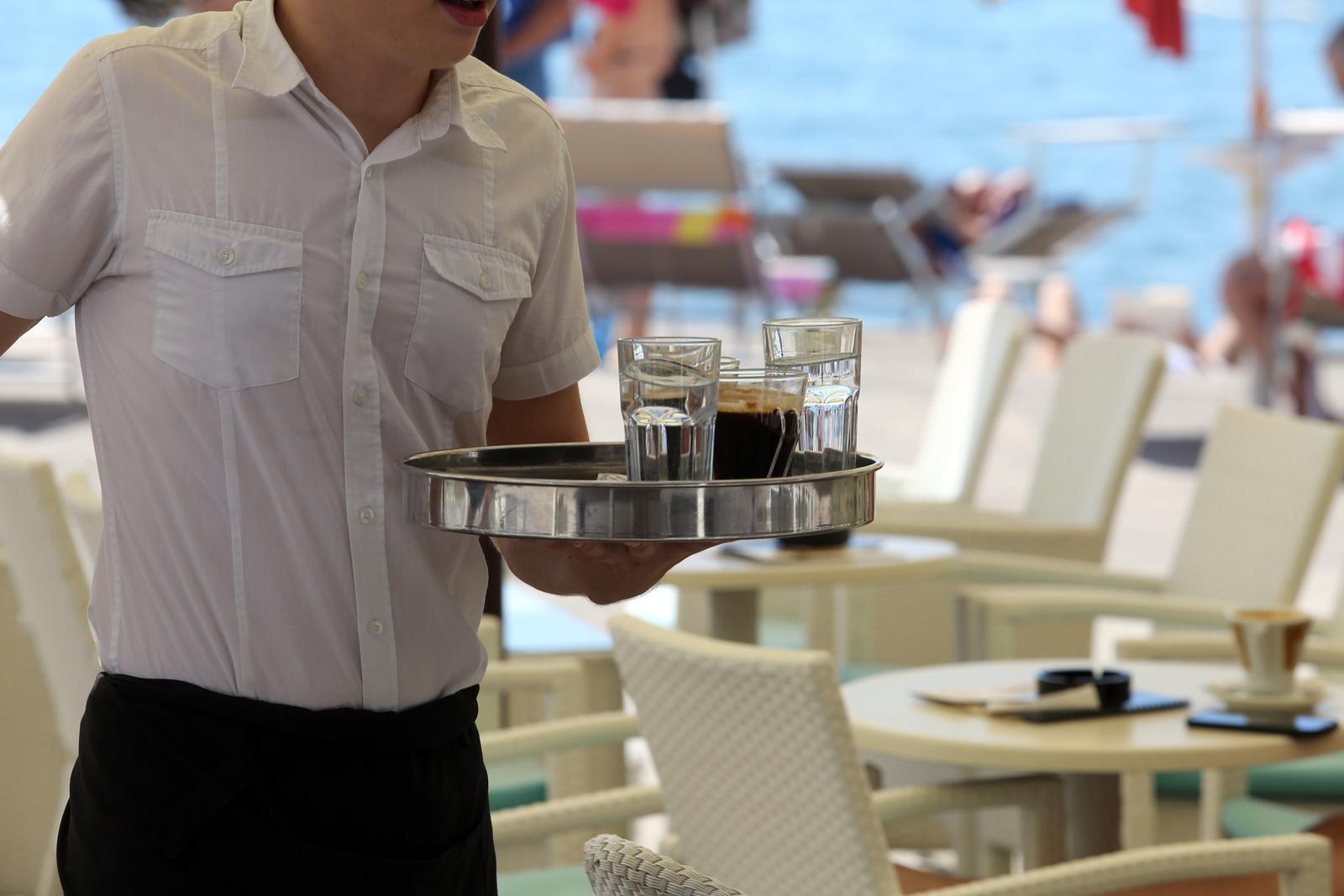 Konobari u ugostiteljskim objektima na moru 07.07.2018., Opatija - Konobar u ugostiteljskom objektu na moru. rrPhoto: Goran Kovacic/PIXSELL