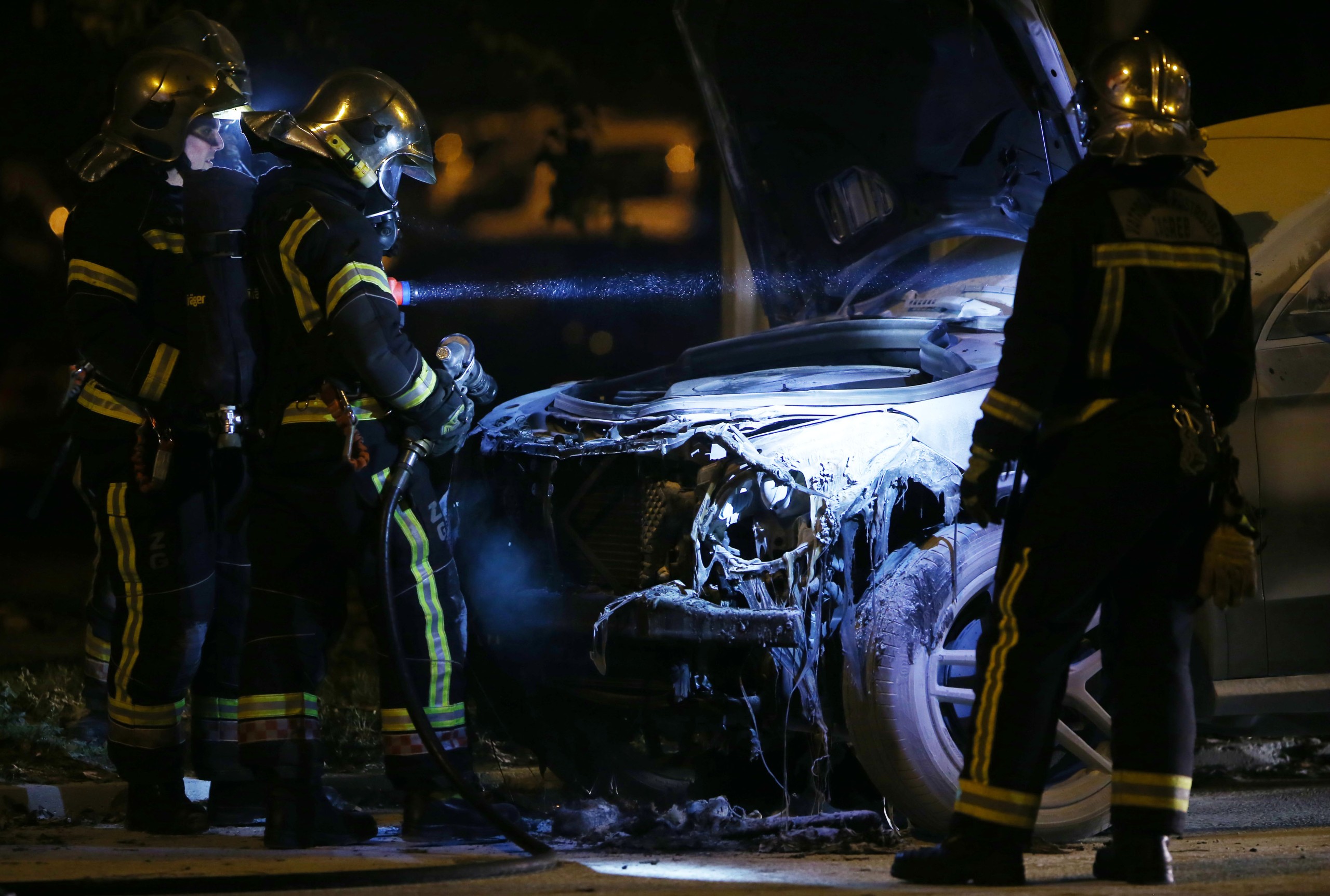 Zagreb: Na križanju Rugvičke i Prisavlja zapaljen Mercedes 07.11.2018., Zagreb - Na krizanju Rugvicke i Prisavlja zapaljen je Mercedes. Photo: Igor Soban/PIXSELL