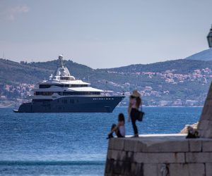 08.05.2021., Stara gradska jezgra, Dubrovnik - Lijepo vrijeme, sve veci broj stranaca i jahte ispred stare gradske jezgre kao najava ovogodisnje sezone.rPhoto: Grgo Jelavic/PIXSELL