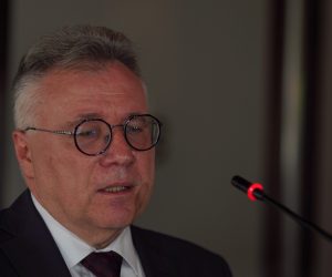 08.05.2021., Press centar Banja Luka, Banjaluka (BiH) – Igor Kalabuhov, ambasador Ruske federacije u BiH, odrzao je u banjaluckom Press centru konferenciju za medije na kojoj je rekao da Ruska Federacija smatra da treba zatvoriti Kancelariju visokog predstavnika u BiH. Kalabuhov je kazao da je zatvaranje OHR-a neophodno kako bi BiH napustila srednjovjekovne i kolonijalne metode. O rokovima nije zelio da govori. Rusija ce, kako je rekao, prezentirati svoje argumente, a ostalo je stvar dogovora i PIC-a (Vijece za provedbu mira u BiH). Kalabuhov je rekao da institucija Visokog predstavnika u BiH jeste integrirana u Dejtonski mirovni sporazum, ali da to ujedno znaci da BiH nikada nece uci u Europsku uniju.rrPhoto: Dejan Rakita/Pixsell