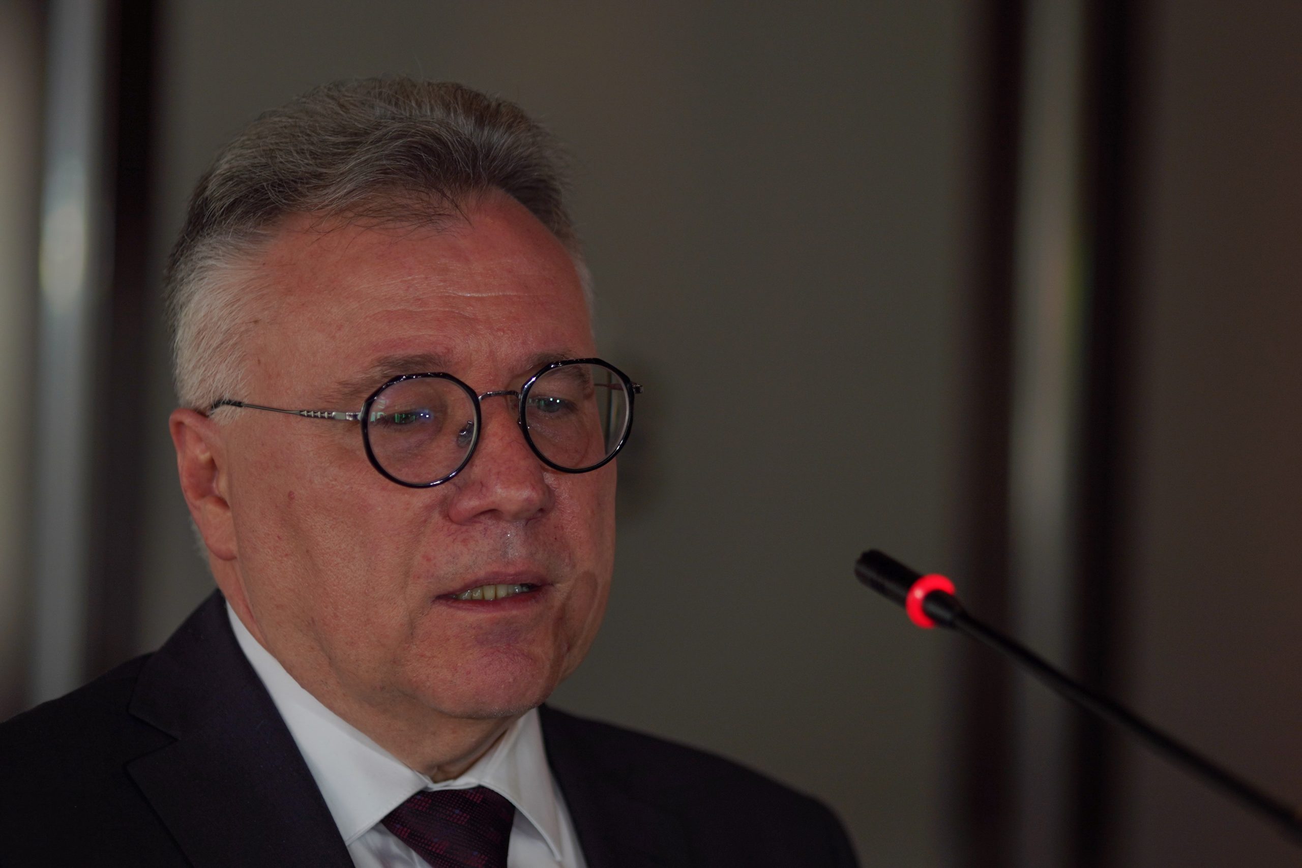 08.05.2021., Press centar Banja Luka, Banjaluka (BiH) – Igor Kalabuhov, ambasador Ruske federacije u BiH, odrzao je u banjaluckom Press centru konferenciju za medije na kojoj je rekao da Ruska Federacija smatra da treba zatvoriti Kancelariju visokog predstavnika u BiH. Kalabuhov je kazao da je zatvaranje OHR-a neophodno kako bi BiH napustila srednjovjekovne i kolonijalne metode. O rokovima nije zelio da govori. Rusija ce, kako je rekao, prezentirati svoje argumente, a ostalo je stvar dogovora i PIC-a (Vijece za provedbu mira u BiH). Kalabuhov je rekao da institucija Visokog predstavnika u BiH jeste integrirana u Dejtonski mirovni sporazum, ali da to ujedno znaci da BiH nikada nece uci u Europsku uniju.rrPhoto: Dejan Rakita/Pixsell