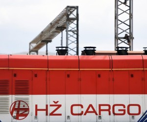 09.04.2022., Knin - Lokomotiva HZ Carga ceka prikopcavanje kompozicije vlaka na kninskom zeljeznickom kolodvoru. Photo: Hrvoje Jelavic/PIXSELL