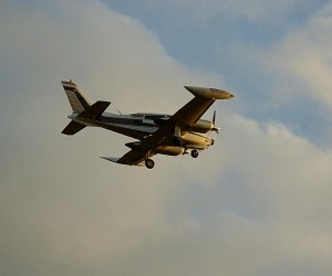 12.06.2009., Osijek - Avion zbog kvara na kotacima satima kruzi iznad sportskog aerodroma u osijeku. Prednji kotac zakazao je na avionu no na kraju uz pomoc vatrogasaca i pjene pilot i clanovi posade sretno su sletjeli bez osljeda.rPhoto: Marko Mrkonjic/Vecernji list