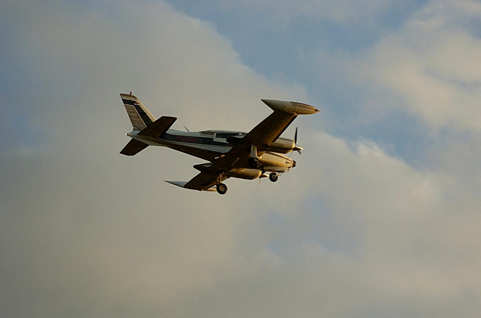 12.06.2009., Osijek - Avion zbog kvara na kotacima satima kruzi iznad sportskog aerodroma u osijeku. Prednji kotac zakazao je na avionu no na kraju uz pomoc vatrogasaca i pjene pilot i clanovi posade sretno su sletjeli bez osljeda.rPhoto: Marko Mrkonjic/Vecernji list