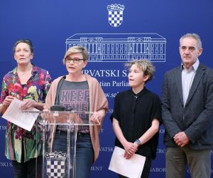 10.05.2022., Zagreb - Na konferenciji za medije Kluba zastupnika zeleno lijevog bloka odrzanoj u Saboru o temi "Zasto suti Ustavni sud" govorili su Sandra Bencic, Ursa Raukar i Ivana Kekin.  Photo: Patrik Macek/PIXSELL