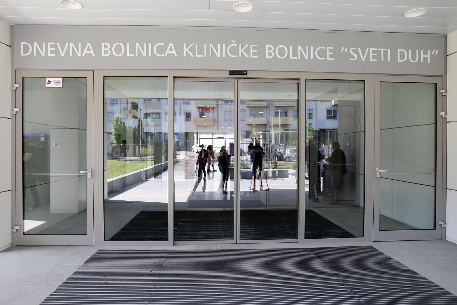 11.06.2021., Zagreb - Gradonacelnik Grada Zagreba Tomislav Tomasevic u drustvu ministra Vili Berosa i ravnatelja Mladena Busic otvorio je nove prostorije Dnevne bolnice u okviru KB Sveti Duh. Nova Dnevna bolnica raspolaze sa 65 smjestajnih jedinica i obuhvaca vise tehnoloskih cjelina -internisticki, neuroloski, kirurski, anestezioloski, ginekoloski te terapijski dio za potrebe fizikalne medicine i rehabilitacije. rPhoto: Emica Elvedji/PIXSELL