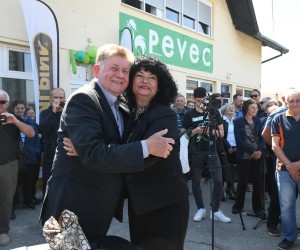 13.04.2022.,Vrbovec - Kod Visnje i Zdravka Peveca danas je sve u znaku broja 13. Naime, Visnja i Zdravko nakon 13 godina 13. u mjesecu u 13 sati otvorili su svoju novu, prvu trgovinu u novom pohodu na osvajanje trzista i to na Visnjin rodjendan. Nekada davno su u svojoj garazi otvorili trgovinu s kosilicama, a s tim artiklom iznova ulaze na trziste na mala vrata.  A Zdravko je Visnji za rodjendan poklonio kosilicu  Photo: Damir Spehar/PIXSELL