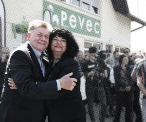 13.04.2022.,Vrbovec - Kod Visnje i Zdravka Peveca danas je sve u znaku broja 13. Naime, Visnja i Zdravko nakon 13 godina 13. u mjesecu u 13 sati otvorili su svoju novu, prvu trgovinu u novom pohodu na osvajanje trzista i to na Visnjin rodjendan. Nekada davno su u svojoj garazi otvorili trgovinu s kosilicama, a s tim artiklom iznova ulaze na trziste na mala vrata.  A Zdravko je Visnji za rodjendan poklonio kosilicu  Photo: Damir Spehar/PIXSELL