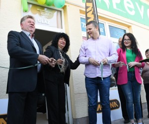 13.04.2022.,Vrbovec - Kod Visnje i Zdravka Peveca danas je sve u znaku broja 13. Naime, Visnja i Zdravko nakon 13 godina 13. u mjesecu u 13 sati otvorili su svoju novu, prvu trgovinu u novom pohodu na osvajanje trzista i to na Visnjin rodjendan. Nekada davno su u svojoj garazi otvorili trgovinu s kosilicama, a s tim artiklom iznova ulaze na trziste na mala vrata.  A Zdravko je Visnji za rodjendan poklonio kosilicu  Photo: Damir Spehar/PIXSELL
