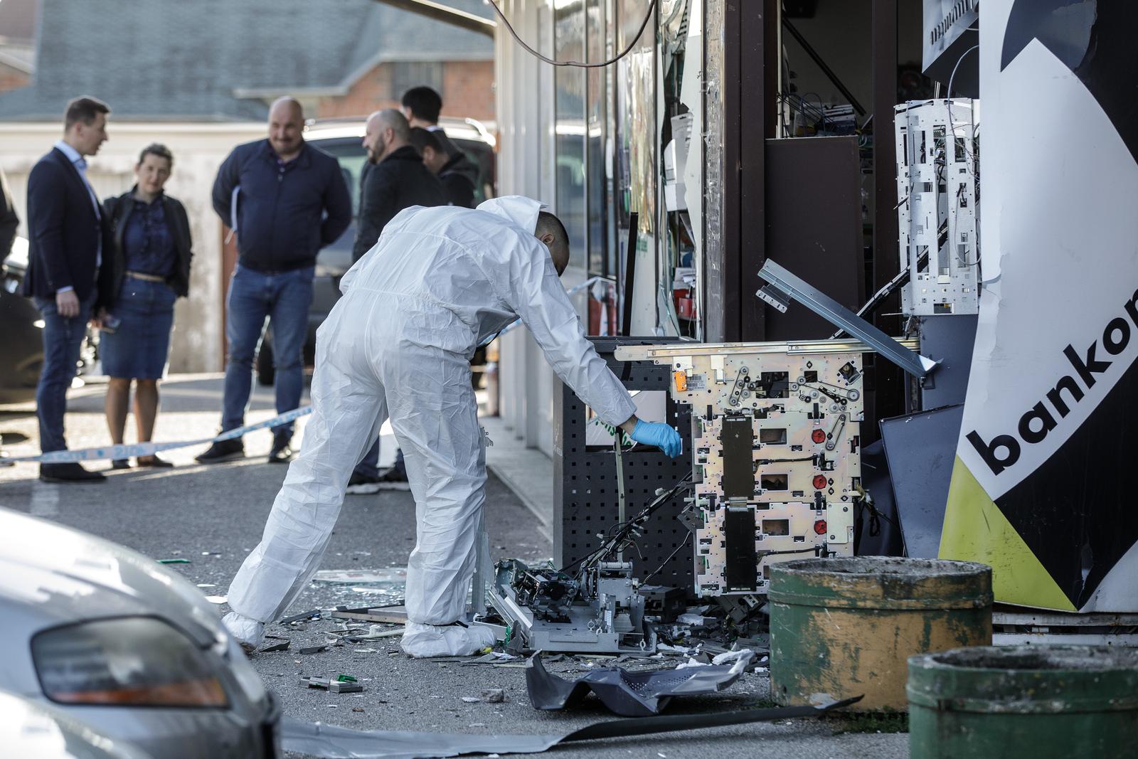 15.04.2022., Kerestinec -  Eksplozivom raznesen bankomat na Rimskom trgu u Kerestincu. Photo: Davor Puklavec/PIXSELL