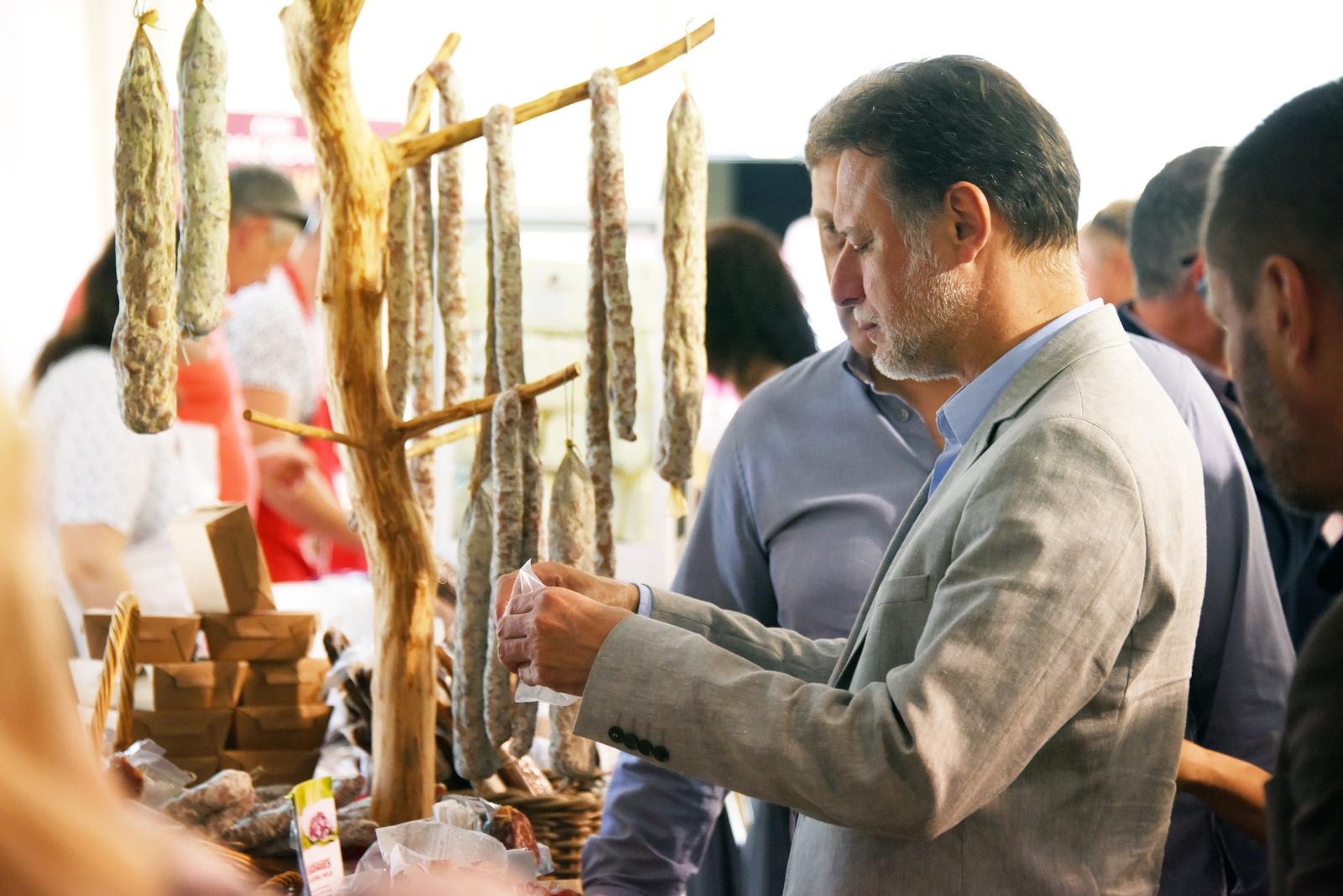 15.05.2022., Sveti Petar u šumi - Tradicionalni Festival kobasica i ovaj je vikend privukao veliki broj posjetitelja zbog svoje vrhunske i pristupacne ponude. Festival je ove godine posjetio i predsjednik Hrvatskog sabora, Gordan Jandrokovic.
Photo: Sasa Miljevic / PIXSELL Photo: Sasa Miljevic/PIXSELL