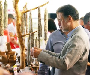 15.05.2022., Sveti Petar u šumi - Tradicionalni Festival kobasica i ovaj je vikend privukao veliki broj posjetitelja zbog svoje vrhunske i pristupacne ponude. Festival je ove godine posjetio i predsjednik Hrvatskog sabora, Gordan Jandrokovic.
Photo: Sasa Miljevic / PIXSELL Photo: Sasa Miljevic/PIXSELL