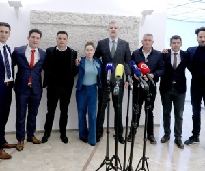 15.12.2021., Zagreb - Zastupnici Mosta pozirali su ispred bascanske ploce nakon sto je Sabor uz njihovo protiljenje usvojio Zakon o zastiti pucanstva od zaraznih bolesti. Bozo Petrov, Zvonimir Troskot, Ante Kujundzic, Marija Selak Raspudic, Nino Raspudic, Miro Bulj, Nikola Grmoja, Marin Miletic Photo: Patrik Macek/PIXSELL