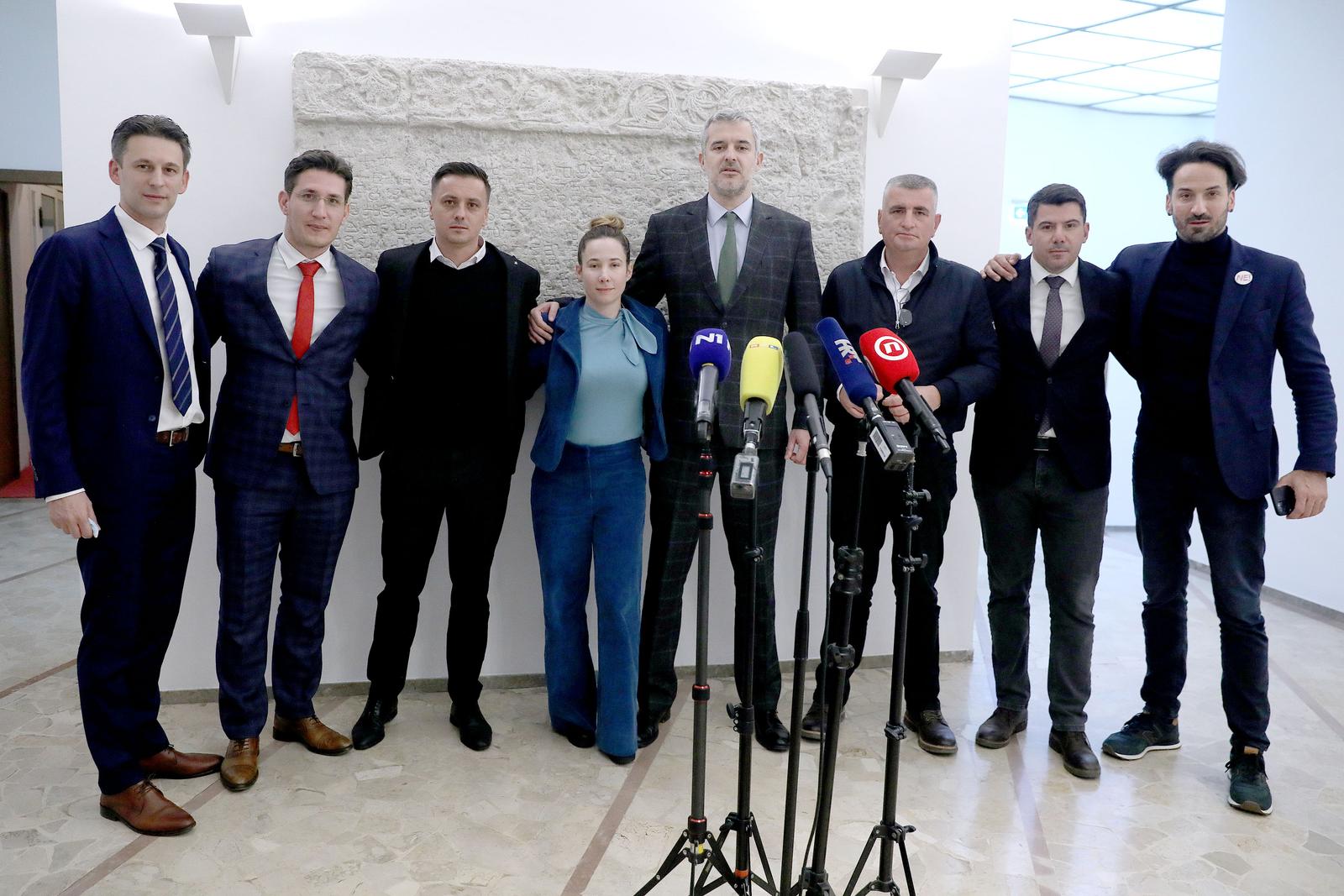 15.12.2021., Zagreb - Zastupnici Mosta pozirali su ispred bascanske ploce nakon sto je Sabor uz njihovo protiljenje usvojio Zakon o zastiti pucanstva od zaraznih bolesti. Bozo Petrov, Zvonimir Troskot, Ante Kujundzic, Marija Selak Raspudic, Nino Raspudic, Miro Bulj, Nikola Grmoja, Marin Miletic Photo: Patrik Macek/PIXSELL