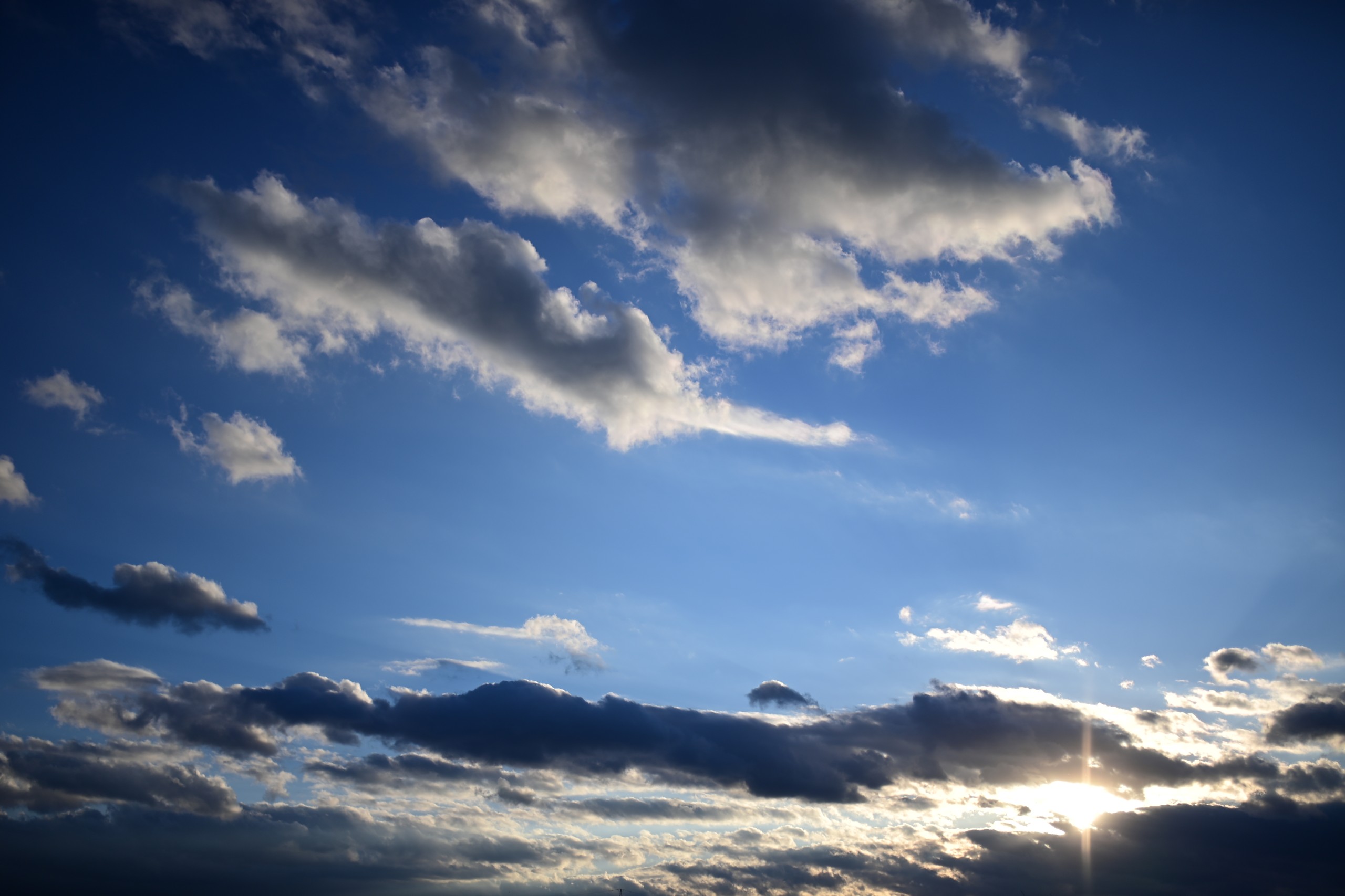 16.04.2022., Zagreb - Sunce se probija kroz oblake prije zalaska Photo: Igor Soban/PIXSELL