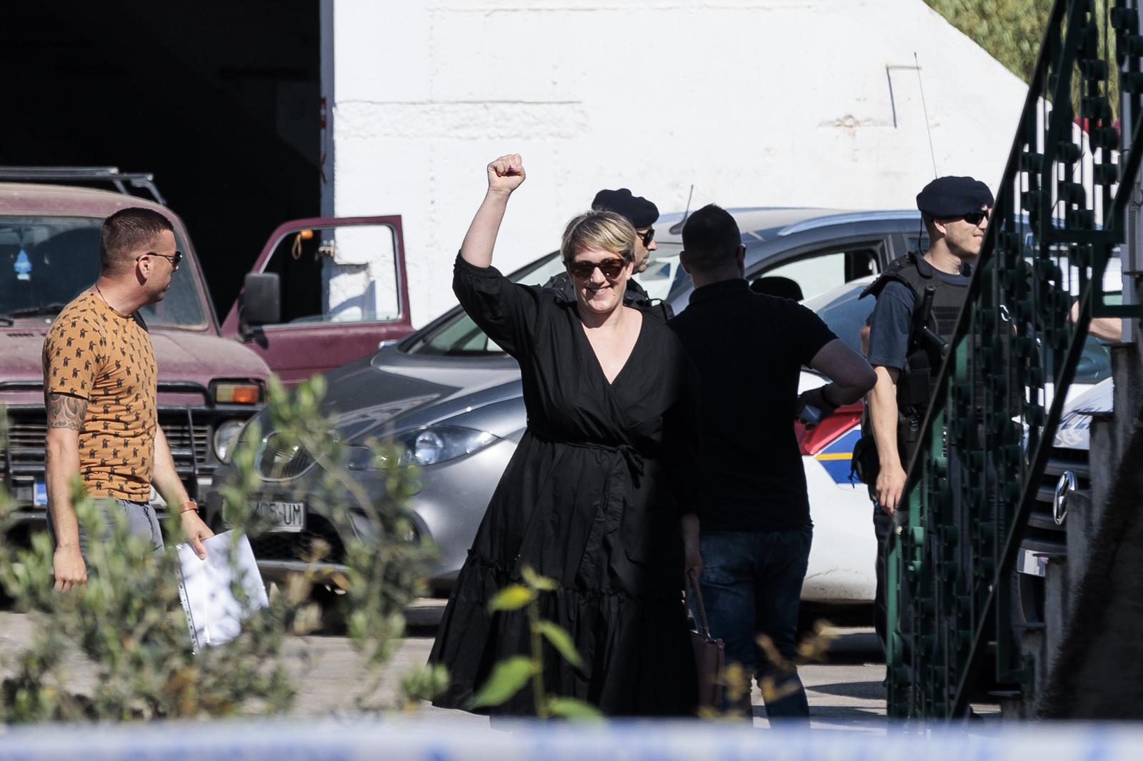 16.05.2022., Supetar - Odgodena je ovrha koja se jutros trebala provesti u sklopu nogometnog igralista u Supetru. Radi se o bocalistu, sanku te dijelu tribina, a ovrsitelji su Svpetrvs hoteli.
Ivana Markovic
   Photo: Miroslav Lelas/PIXSELL