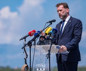 16.05.2022., Zadar - U vojarni na Zemuniku odrzana je prezentacija letackog programa akro skupine Krila Oluje za 2022 godinu te predstavljanje nova dva clana. Prezentaciji je nazocio ministar obrane Mario Banozic te clanovi obitelji pilota.   Photo: Dino Stanin/PIXSELL