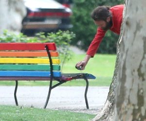 17.05.2022., Zagreb - Zrinjevac. Nepoznati muskarac obojio je prednji dio klupe koja je povodom Medjunarodni dana borbe protiv homofobije, transfobije i bifobije a na prijedlog Povjerenstva za ravnopravnost spolova Grada Zagreba danas postavljena na Zrinjevcu. Tzv: "dugina klupa", klupa bila je cijela pofarbana u dugine boje. Photo: Pixsell/PIXSELL
