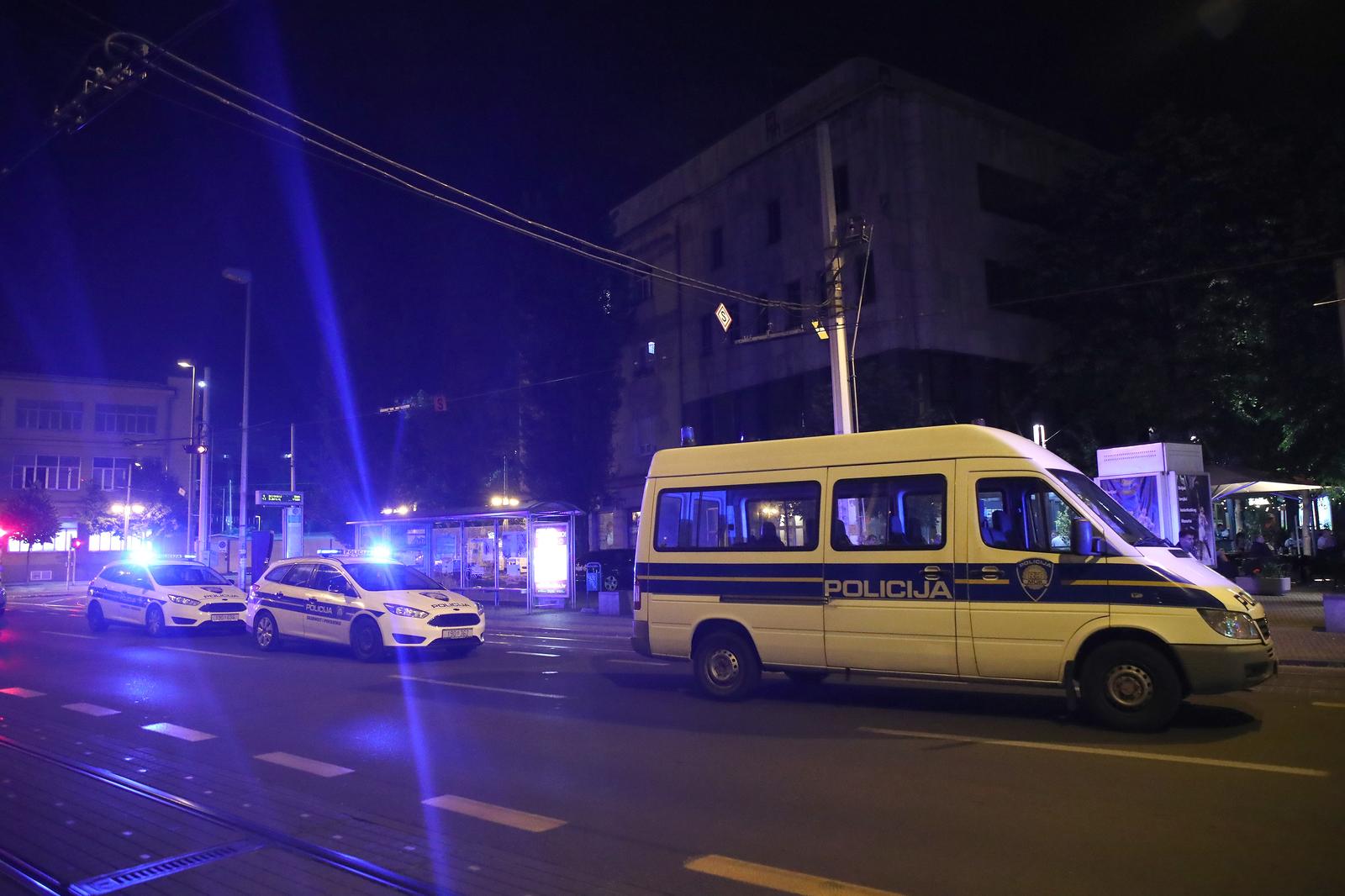 17.05.2022., Zagreb - Policija ispred KD Drazen Petrovic radi intervencije zbog navijackih nereda do kojih je doslo tijekom trece utakmice doigravanja za ulazak u HT Premijer ligu izmedju KK Dinamo i KK Bosco.  Photo: Luka Stanzl/PIXSELL