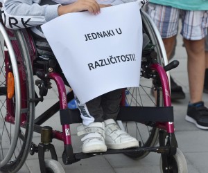 17.09.2019., Knin - Okupljanje roditelja i clanova udruga sv. Bartolomej iz Knina ispred skole Domovinske zahvalnosti zbog ne rjesavanja statusa pomocnika u nastavi. Photo: Hrvoje Jelavic/PIXSELL