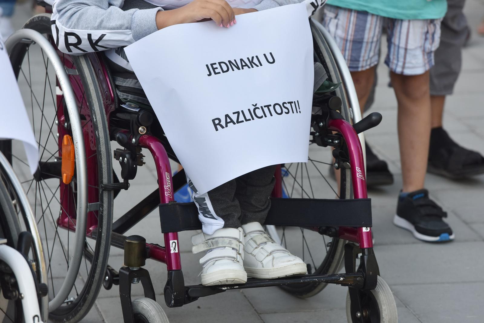 17.09.2019., Knin - Okupljanje roditelja i clanova udruga sv. Bartolomej iz Knina ispred skole Domovinske zahvalnosti zbog ne rjesavanja statusa pomocnika u nastavi. Photo: Hrvoje Jelavic/PIXSELL