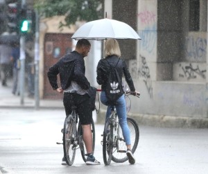 17.09.2021., Zagreb. Kisni dan u sredistu grada. Jedan kisobran i dva bicikla. Uz dobar dogovor dve osobe na dva bicikla mogi kvalitetno iskoristiti jedan kisobranPhoto: Sanjin Strukic/PIXSELL