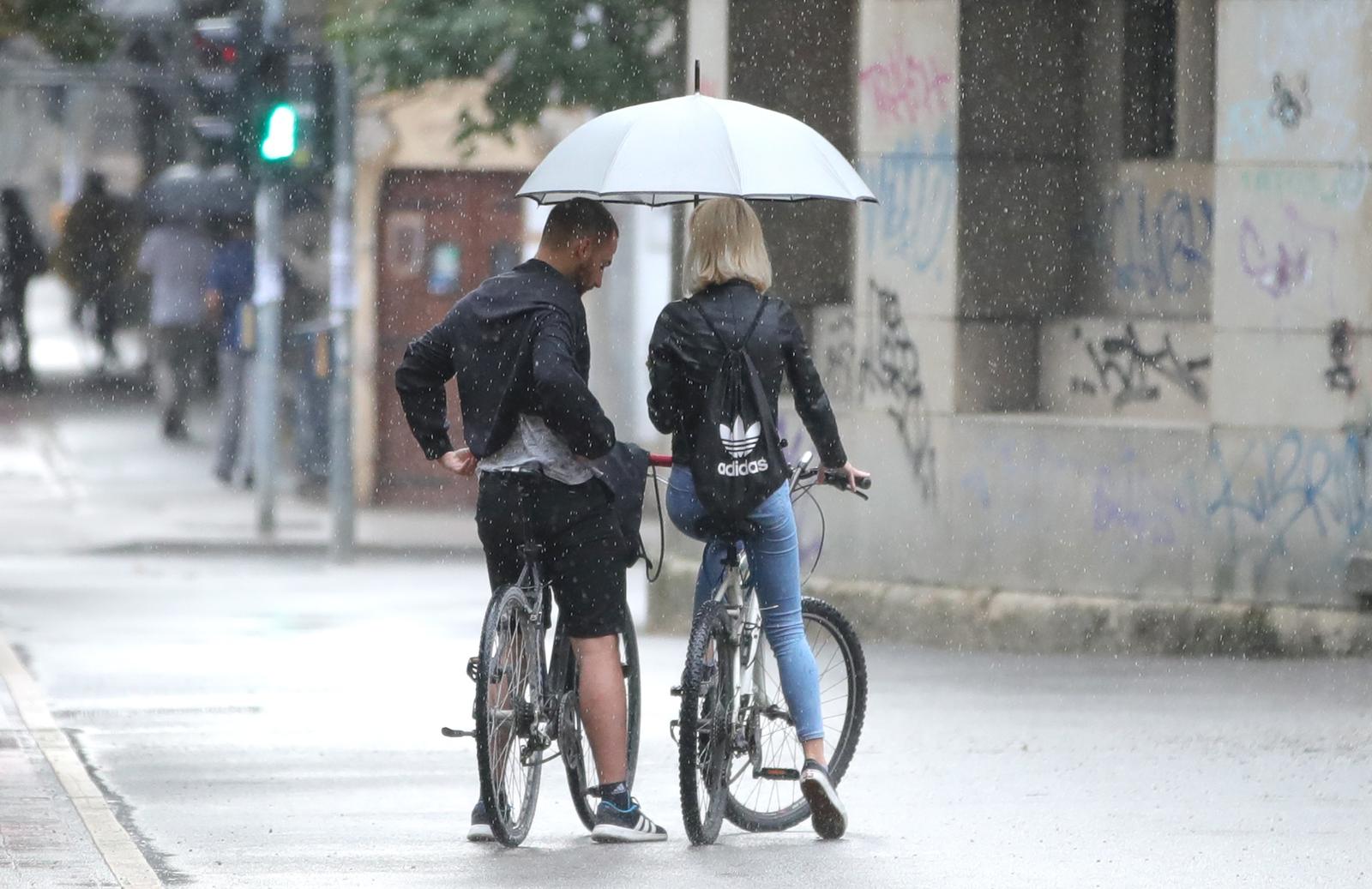 17.09.2021., Zagreb. Kisni dan u sredistu grada. Jedan kisobran i dva bicikla. Uz dobar dogovor dve osobe na dva bicikla mogi kvalitetno iskoristiti jedan kisobranPhoto: Sanjin Strukic/PIXSELL