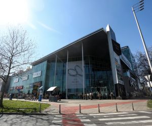 19.03.2020., Zagreb - Nova svakodnevica u gradu prvi dan nakon donosenja strogih mjera kojim se zabranjuju javna okupljanja, sportski dogadjaji, obustava rada ugostiteljskim objektima i prodavaonicama osim prehrambenih i ljekarni itd. Neki ljudi su i dalje opusteni i piju kave na zatvorenim terasama, zidicima, klupama, neki su ipak samo u nabavci hrane, lijekova i obavljanju nuznih radnji. Photo: Marin Tironi/PIXSELL