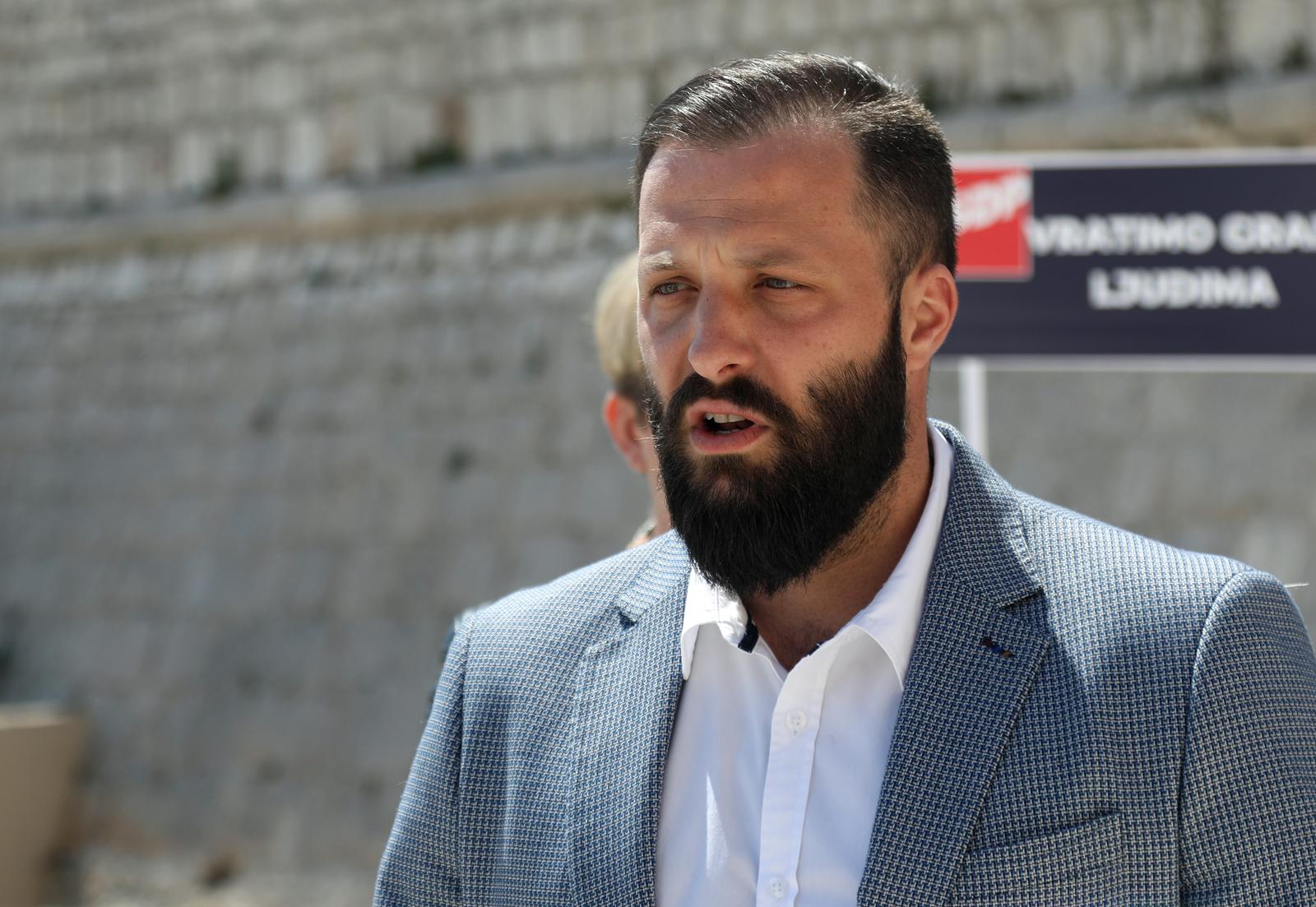21.04.2021., Sibenik - Tonci Restovic, kandidat za sibenskog gradonacelnika organizirao je neformalno druzenje s aktualnim dalmatinskim SDP-ovim gradonacelnicima koji mu pruzaju svoju podrsku. Miso Krsticevic, gradonacelnik Ploca. rPhoto: Dusko Jaramaz/PIXSELL