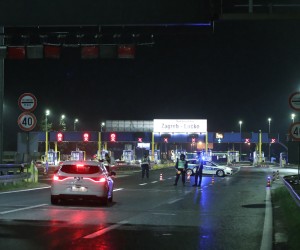 22.05.2022.,Zagreb,Lucko - Nakon utakmice Dinamo - Hajduk (3:1), krenuo je masovni povratak Torcide prema jugu, a na putu su izbili i neredi, odnosno opca tucnjava s policijom, pa je tako zatvorena dionica autoceste A1 između cvorova Lucko i Karlovac. Autocesta je zatvorena u oba smjera.  Photo: Goran Stanzl/PIXSELL