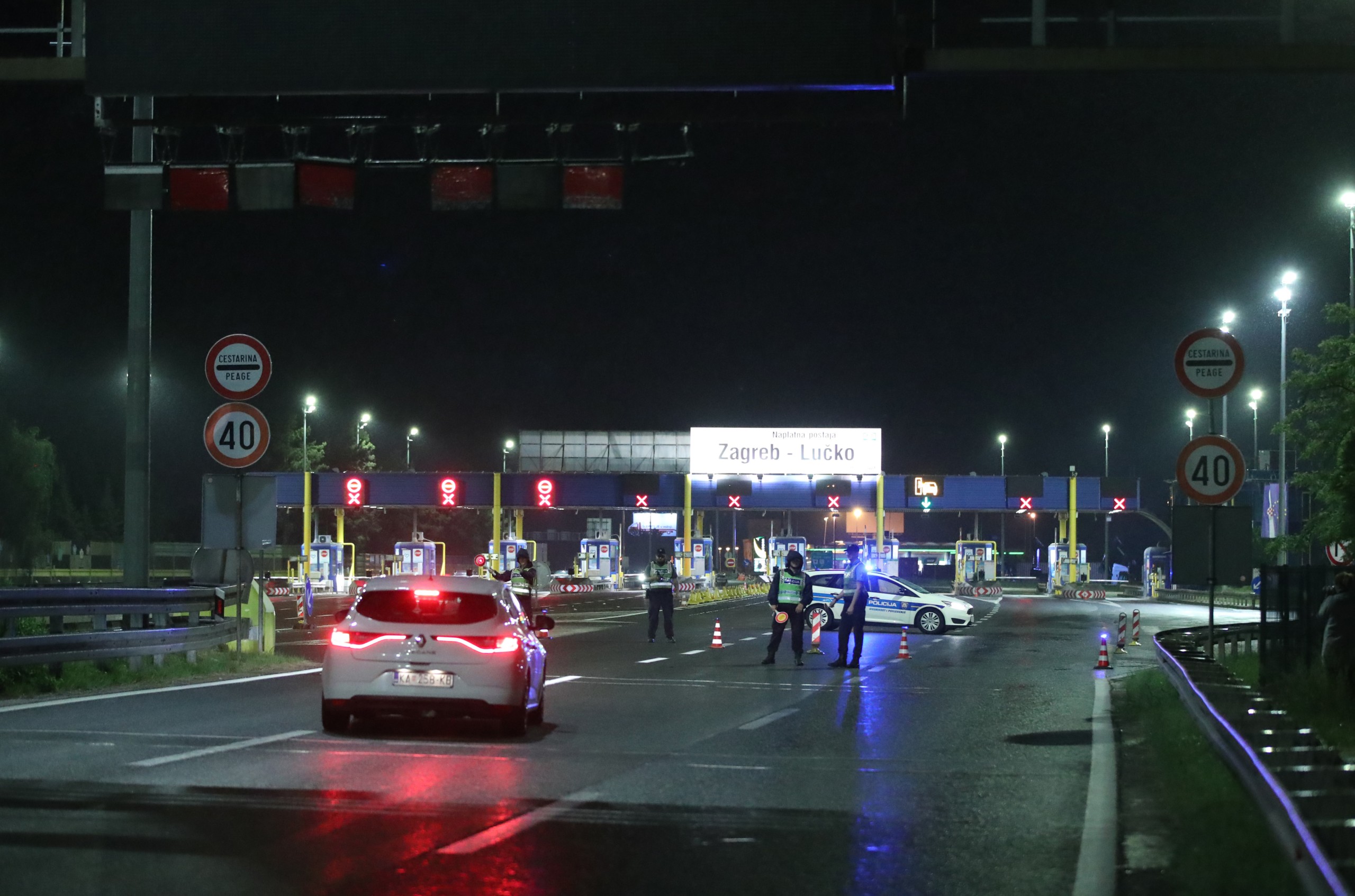 22.05.2022.,Zagreb,Lucko - Nakon utakmice Dinamo - Hajduk (3:1), krenuo je masovni povratak Torcide prema jugu, a na putu su izbili i neredi, odnosno opca tucnjava s policijom, pa je tako zatvorena dionica autoceste A1 između cvorova Lucko i Karlovac. Autocesta je zatvorena u oba smjera.  Photo: Goran Stanzl/PIXSELL