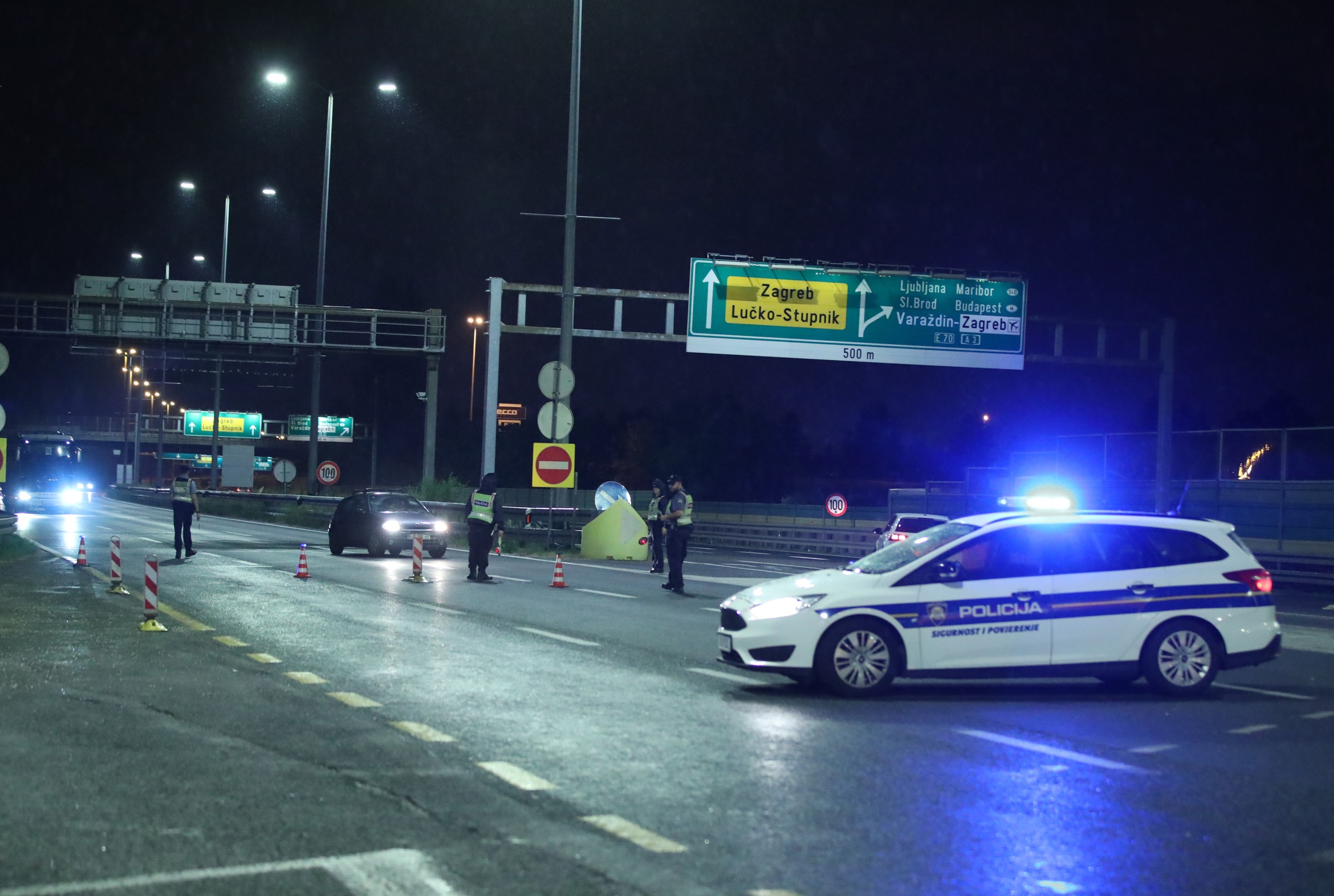 22.05.2022.,Zagreb,Lucko - Nakon utakmice Dinamo - Hajduk (3:1), krenuo je masovni povratak Torcide prema jugu, a na putu su izbili i neredi, odnosno opca tucnjava s policijom, pa je tako zatvorena dionica autoceste A1 između cvorova Lucko i Karlovac. Autocesta je zatvorena u oba smjera.  Photo: Goran Stanzl/PIXSELL