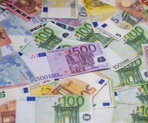 21.01.2022., Zagreb - Od 1. sijecnja 2023. godine, prema planu Vlade, platezno sredstvo u Hrvatskoj postat ce euro, a Hrvatska ce postati 20. clanica eurozone. Kuna ce time, nakon 28 godina koristenja, otici u povijest, dok ce hrvatski gradjani i sluzbeno postati korisnici eura. Ilustracija prelaska kune na euro. Photo: Igor Kralj/PIXSELL