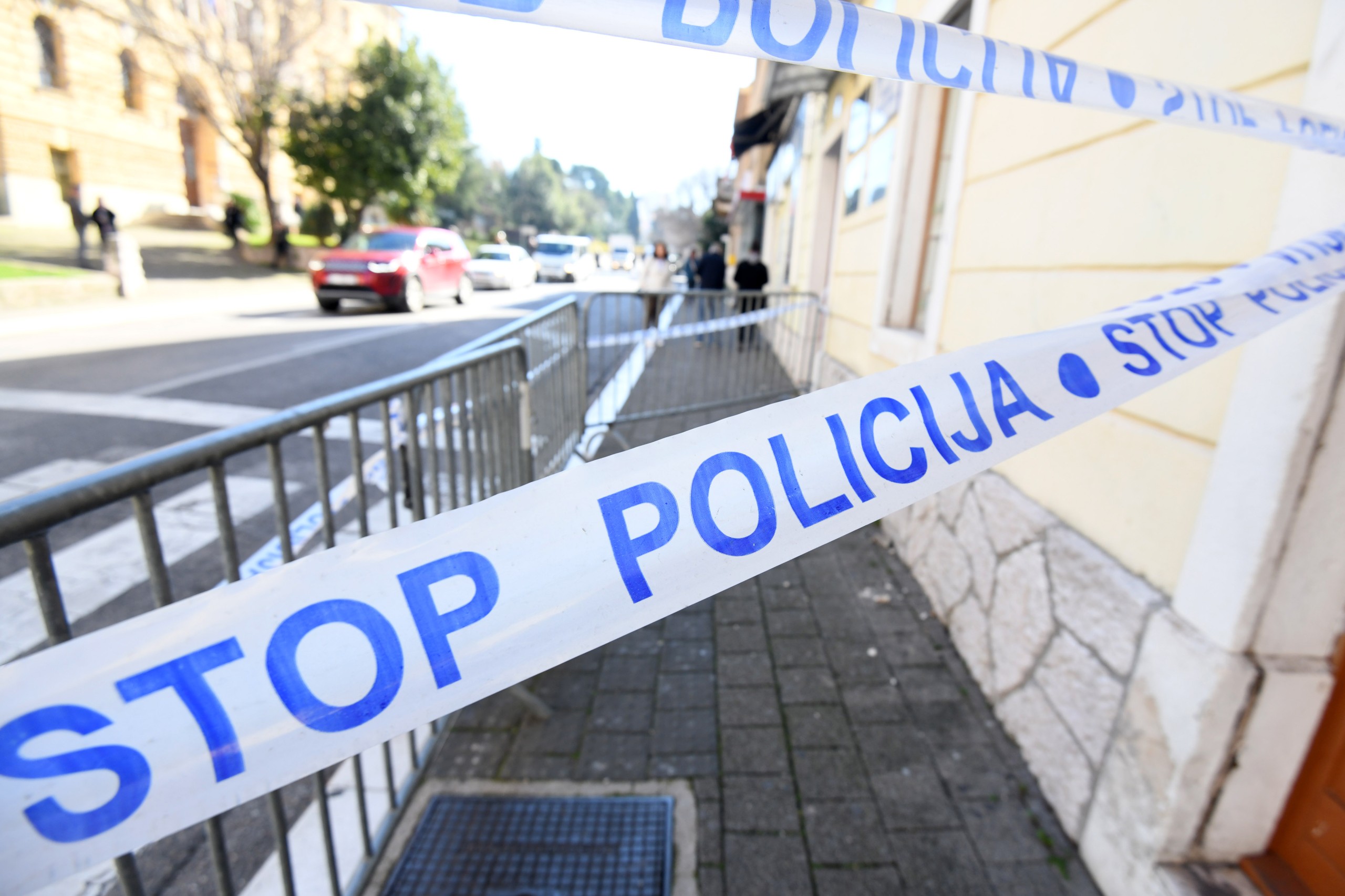 22.02.2021., Sibenik - Vec dvanaest dana u ulici Stejapa Radica u centru Sibenika stoje postavljene ograde i traka stop policija koja upozorava gradjane na opasnost padanja materijala i dijelova krova sa derutne zgrade. Uz opasnost sa zgrade pjesaci tim dijelom ulice ne mogu hodati po trotuaru vec moraju ici i cestom.rPhoto: Hrvoje Jelavic/PIXSELL