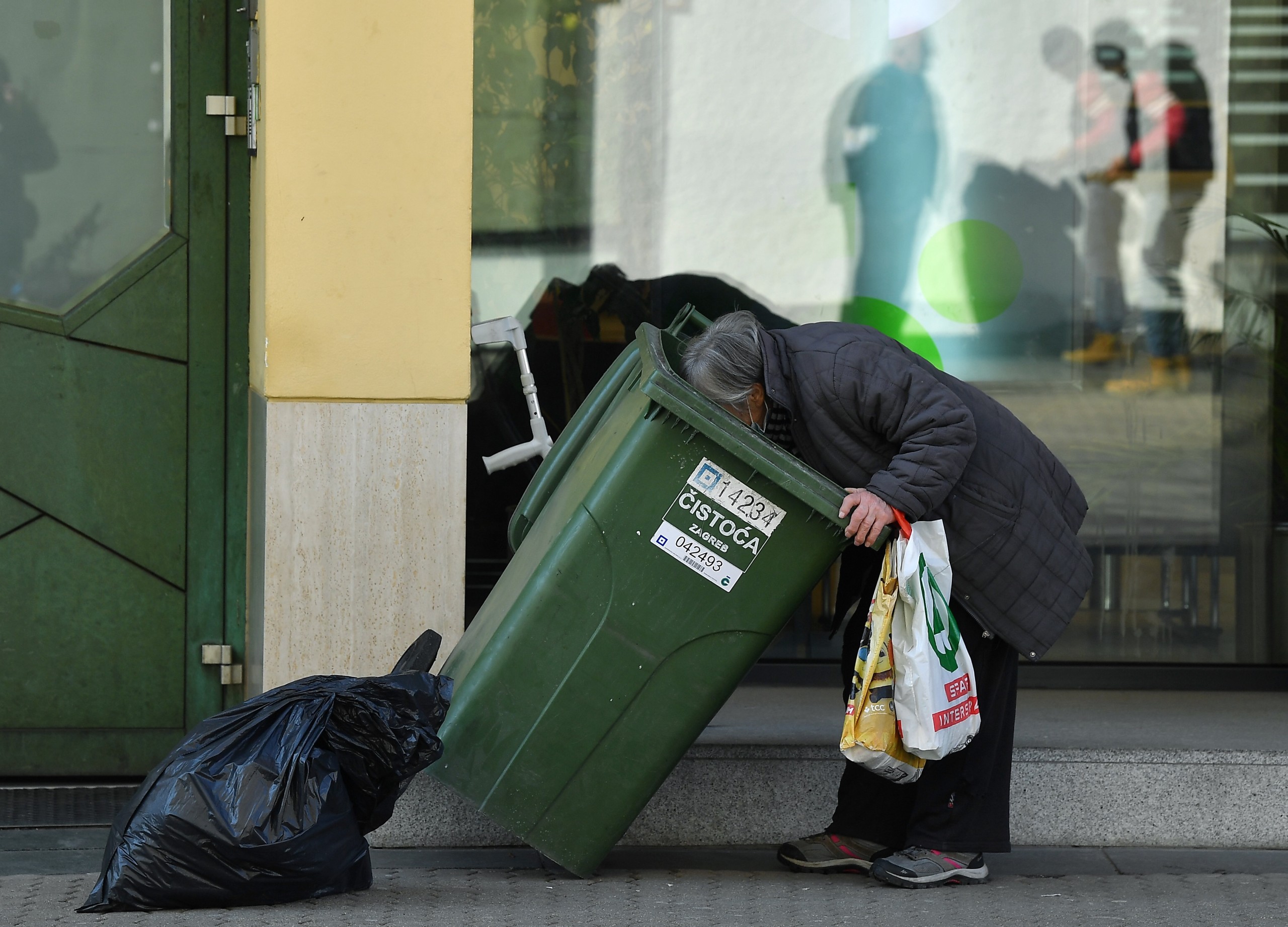 22.03.2022., Zagreb - Tuzna gospodja u doba inflacije u potrazi za bocama ili hranom kako bi nadopunila svoj kucni budzet. Photo: Marko Lukunic/PIXSELL