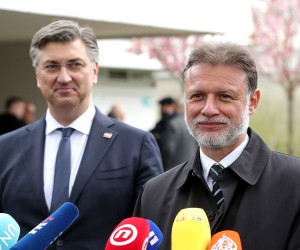 22.04.2022., Jasenovac - Povodom 77. obljetnice proboja posljednjih zatocenika ustaskog logora Jasenovac, izaslanstva Predsjednika, Sabora, Vlade, parlamentarnih stranaka, te predstavnici Saveza antifasistickih boraca i antifasista, Srpskog narodnog vijeca kao i manjina, odali su pocast svim stradalima u tom logoru polaganjem cvijeca i kamencica kod Spomen obiljezja Kameni cvijet. Andrej Plenkovic, Gordan Jandrokovic. 
Photo: Goran Stanzl/PIXSELL Photo: Goran Stanzl/PIXSELL