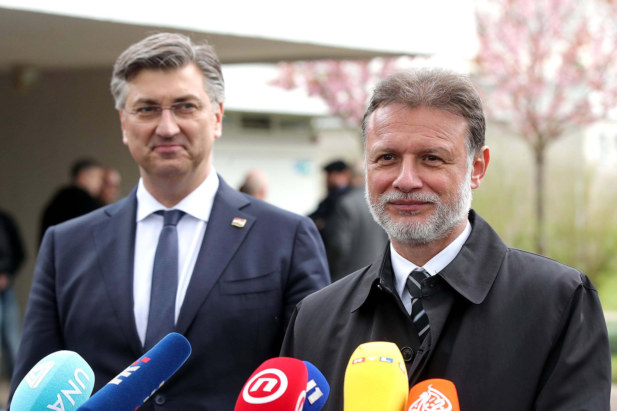 22.04.2022., Jasenovac - Povodom 77. obljetnice proboja posljednjih zatocenika ustaskog logora Jasenovac, izaslanstva Predsjednika, Sabora, Vlade, parlamentarnih stranaka, te predstavnici Saveza antifasistickih boraca i antifasista, Srpskog narodnog vijeca kao i manjina, odali su pocast svim stradalima u tom logoru polaganjem cvijeca i kamencica kod Spomen obiljezja Kameni cvijet. Andrej Plenkovic, Gordan Jandrokovic. 
Photo: Goran Stanzl/PIXSELL Photo: Goran Stanzl/PIXSELL