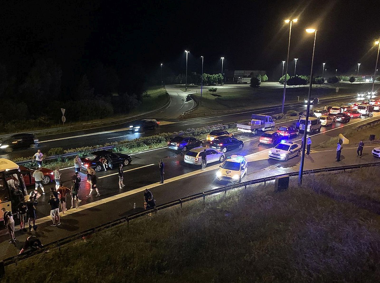 21.05.2022., Zagreb -Ekskluzivne fotografije tucnjave izmedju Torcide i policije.  U subotu u 21.35 sati na autocesti A1 kod odmorista Desinec navijaci Hajduka napali su policajce koji su ih organizirano pratili s utakmice u Zagrebu. Odbijajuci napad policija je uzvratila vatrenim oruzjem kojim su ranjena dvojica napadaca, a u napadu je ozlijedjeno desetak policajaca. Photo: Pixsell/PIXSELL