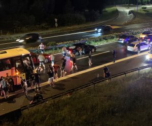21.05.2022., Zagreb -Ekskluzivne fotografije tucnjave izmedju Torcide i policije.  U subotu u 21.35 sati na autocesti A1 kod odmorista Desinec navijaci Hajduka napali su policajce koji su ih organizirano pratili s utakmice u Zagrebu. Odbijajuci napad policija je uzvratila vatrenim oruzjem kojim su ranjena dvojica napadaca, a u napadu je ozlijedjeno desetak policajaca. Photo: Pixsell/PIXSELL