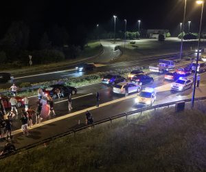21.05.2022., Zagreb -Ekskluzivne fotografije tucnjave izmedju Torcide i policije.  U subotu u 21.35 sati na autocesti A1 kod odmorista Desinec navijaci Hajduka napali su policajce koji su ih organizirano pratili s utakmice u Zagrebu. Odbijajuci napad policija je uzvratila vatrenim oruzjem kojim su ranjena dvojica napadaca, a u napadu je ozlijedjeno desetak policajaca. Photo: Pixsell/PIXSELL