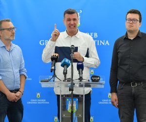 23.05.2022., Zagreb - Predsjednik Kluba gradskih zastupnika Mosta Marko Sladoljev i clanovi Kluba Trpimir Goluza i Lovro Markovic govorili su na konferenciji za novinare o Djecjoj bolnici Srebrnjak.  Photo: Marko Lukunic/PIXSELL