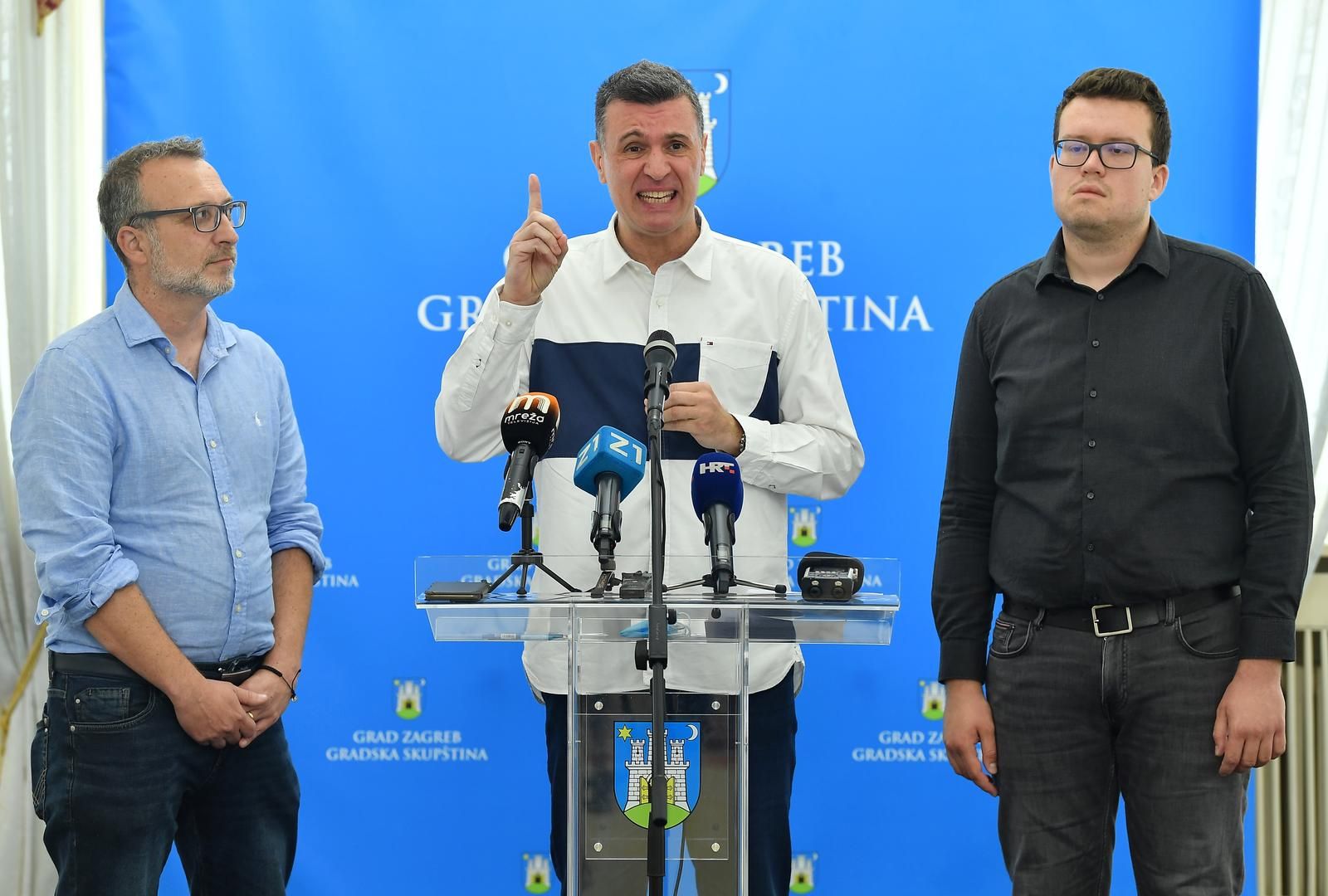 23.05.2022., Zagreb - Predsjednik Kluba gradskih zastupnika Mosta Marko Sladoljev i clanovi Kluba Trpimir Goluza i Lovro Markovic govorili su na konferenciji za novinare o Djecjoj bolnici Srebrnjak.  Photo: Marko Lukunic/PIXSELL