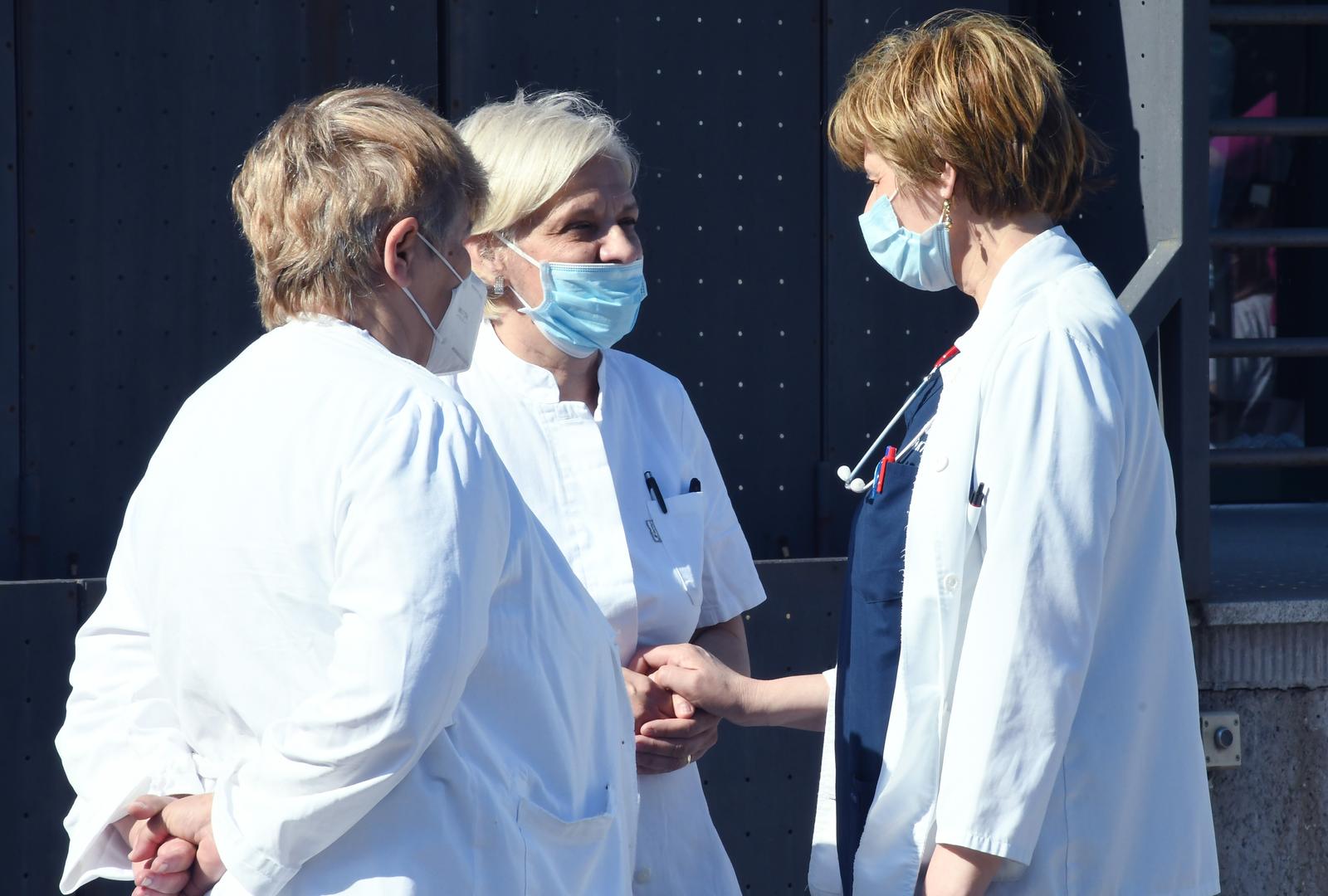 23.06.2020., Sisak - Ravnatelj Stozera civilne zastite Republike Hrvatske i ministar uutarnjih poslova Davor Bozinovic u pratnji ravnatelja sisacke Opce bolnice Tomislava Dujmenoovica susreo se s djelatnicima ove zdravstvene ustanove i zahvalio im doprinosu u borbi protiv pandemije koronavirusa. rPhoto: Nikola Cutuk/PIXSELL