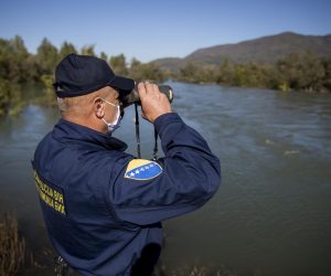 22.10.2020., Zvornik, Bosna i Hercegovina - Rijeka Drina prirodna je granica izmedju BiH i Srbije, takodjer i posljednja rijeka koju migranti moraju prijeci kako bi se domogli BiH, a kasnije Hrvatske i EU. U Zvorniku i regiji granicna policija pokriva oko 130 km granice, a po sistematizaciji GPBiH trenutno nedostaje vise od 300 policijskih sluzbenika za obavljanje redovnih aktivnosti u nadzoru granice i cak 1300 policijskih sluzbenika kako bi se adekvatno odgovorilo na zastitu granice u migrantskoj krizi. S ciljem nadilazenja problema kadrovske ne popunjenosti, kontinuirano se kao ispomoc GPBiH angaziraju policijski sluzbenici Direkcije za koordinaciju policijskih tijela BiH i Drzavne agencije za istrage i zastitu BiH, te Ministarsvo unutrasnjih poslova Republike Srpske. Prema podaci IOM-a u BiH je ove godine uslo 13,350 migranata, a prema podacima GPBiH, oni su odvratili 10,449 migranata i otkrili 35 kaznenih djela "krijumcarenje ljudi". S dolaskom jeseni, tranzit migranata iz Srbije u BiH je sve manji zbog hladnog vremena i visokog vodostaja Drine, ali migranti se vracaju u Srbiju, zbog boljih prihvatnih centara. rPhoto: Armin Durgut/PIXSELL