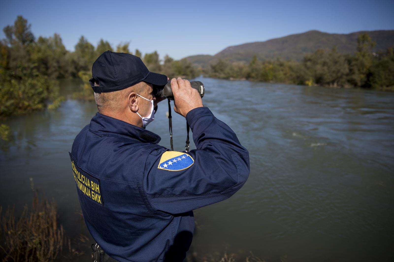 22.10.2020., Zvornik, Bosna i Hercegovina - Rijeka Drina prirodna je granica izmedju BiH i Srbije, takodjer i posljednja rijeka koju migranti moraju prijeci kako bi se domogli BiH, a kasnije Hrvatske i EU. U Zvorniku i regiji granicna policija pokriva oko 130 km granice, a po sistematizaciji GPBiH trenutno nedostaje vise od 300 policijskih sluzbenika za obavljanje redovnih aktivnosti u nadzoru granice i cak 1300 policijskih sluzbenika kako bi se adekvatno odgovorilo na zastitu granice u migrantskoj krizi. S ciljem nadilazenja problema kadrovske ne popunjenosti, kontinuirano se kao ispomoc GPBiH angaziraju policijski sluzbenici Direkcije za koordinaciju policijskih tijela BiH i Drzavne agencije za istrage i zastitu BiH, te Ministarsvo unutrasnjih poslova Republike Srpske. Prema podaci IOM-a u BiH je ove godine uslo 13,350 migranata, a prema podacima GPBiH, oni su odvratili 10,449 migranata i otkrili 35 kaznenih djela "krijumcarenje ljudi". S dolaskom jeseni, tranzit migranata iz Srbije u BiH je sve manji zbog hladnog vremena i visokog vodostaja Drine, ali migranti se vracaju u Srbiju, zbog boljih prihvatnih centara. rPhoto: Armin Durgut/PIXSELL