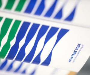 23.12.2021., Zagreb, Vukovarska 220, zgrada Hrvatskih voda. Dodjela bespovratnih sredstava iz Mehanizma za oporavak i otpornost kroz aktivnost u okviru Nacionalnog plana oporavka i otpornosti. Ugovore su dodijelili ministar Tomislav Coric i direkotor Hrvatskih voda Zoran Djurokovic.
 Photo: Marin Tironi/PIXSELL