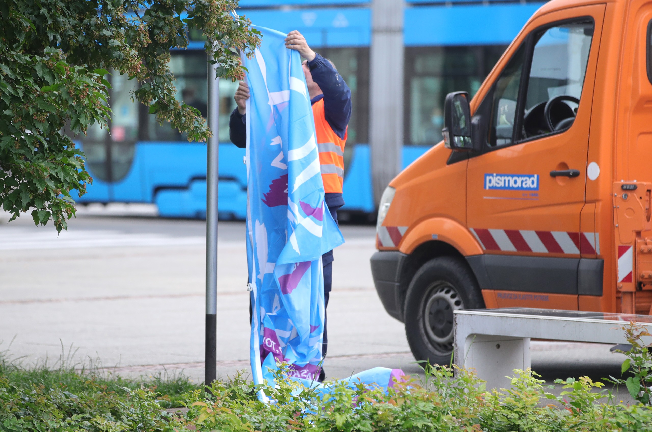 24.05.2021., Zagreb - Trg kralja Tomislava. Skidanje zastava duginih boja i zastava Zagreb Pridea te postavljanje novih zastava koje najavljuju Hod za zivot. Photo: Sanjin Strukic/PIXSELL